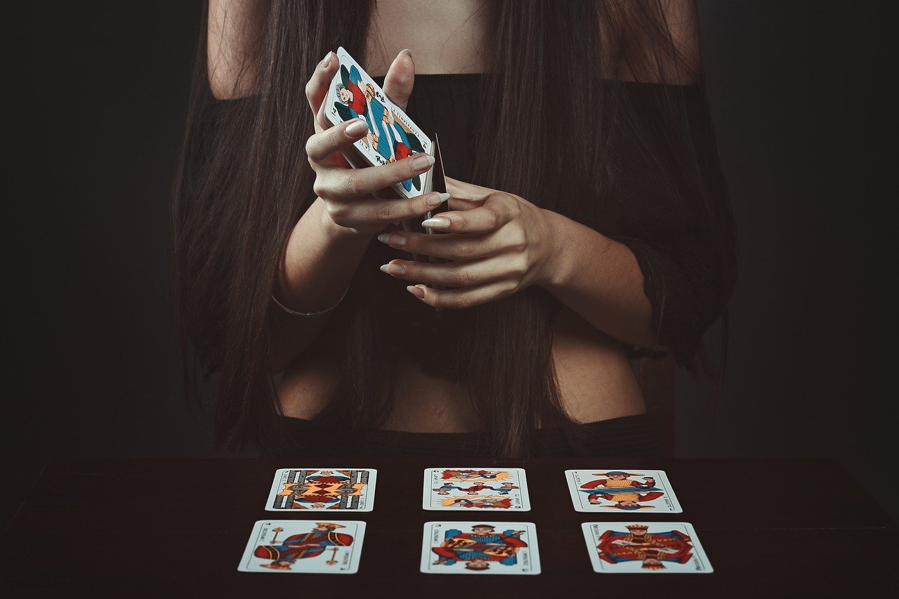 Comprendre les différences entre l&rsquo;oracle et le tarot : guide pour les débutants